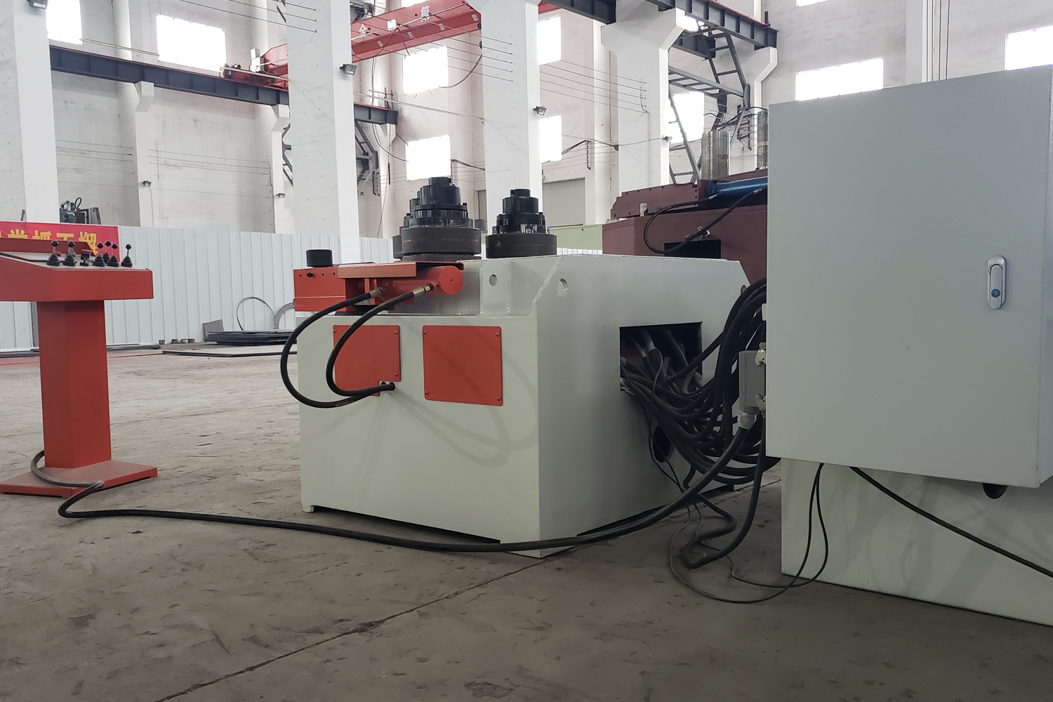 Four characteristics of profile bending machine
